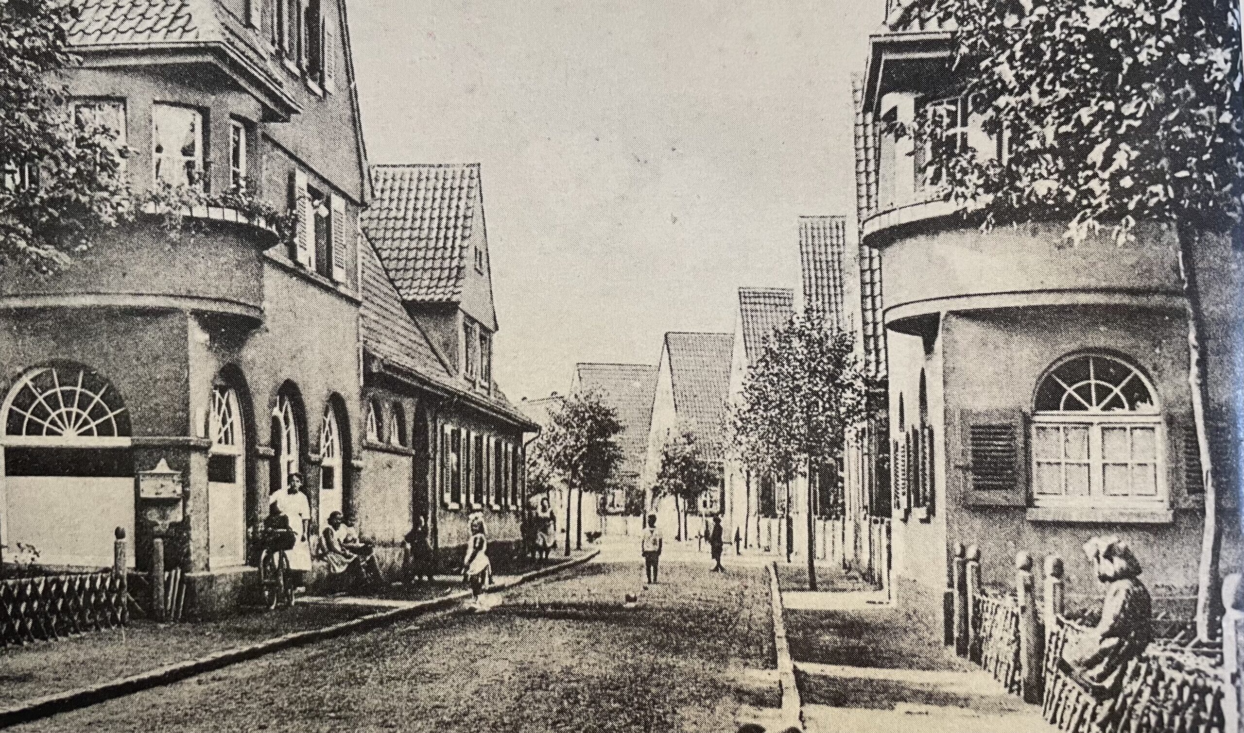 Postkarte der Roonstraße mit dem Konsum-Geschäft links um 1915, Fotograf unbekannt, veröffentlicht u.a. bei Rolf Hönscheid: Rote Kolonie, Troisdorfer Jahresheften, 1979