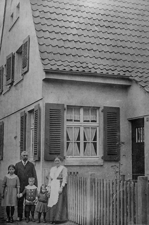 Josef Zwadzwki (Schmied) mit seiner Frau Antonia Zawadka und den Kindern Anna und Maria Lawadzka und Ignaz Zawadksi am Zeppelinplatz 8, (identifiziert von Marianne Catic, geborene Zawadtzka)