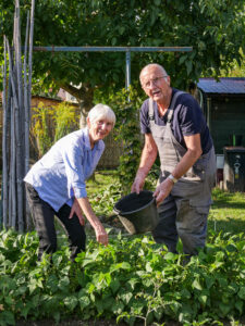 Ursula und Ulrich Knab im Garten, Foto: Christine Siefer