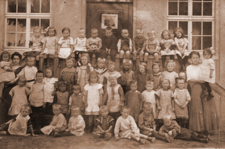 Kindergartengruppe von 1916, unbekannter Fotograf, zur Verfügung gestellt von Dirk Blotevogel (siehe Ausstellung zum 75-jährigen Jubiläum der Kolonie)