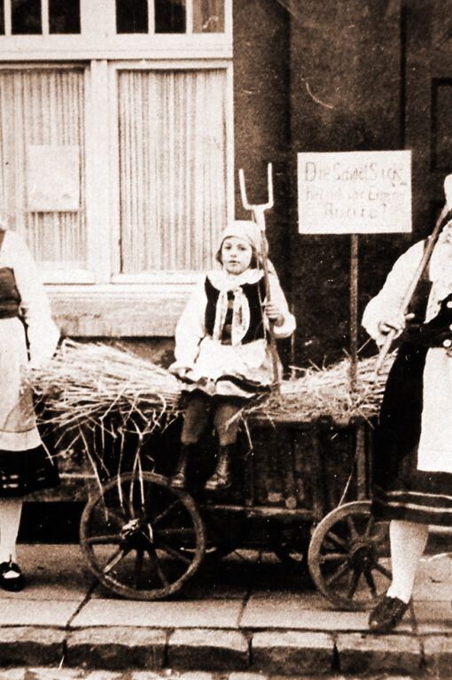 1930 geht man als Letzte Bauern von Troisdorf, Foto zur Verfügung gestellt von Dirk Blotevogel (siehe Ausstellung zum 75-jährigen der Kolonie)