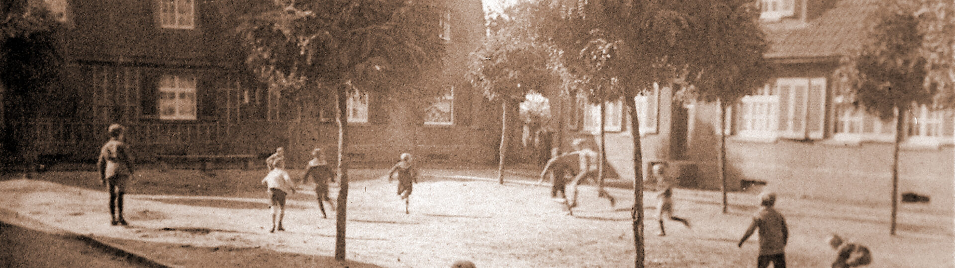 Kinder spielen auf dem Zeppelinplatz 1927, zur Verfügung gestellt von Dirk Blotevogel (siehe Ausstellung zum 75-jährigen Jubiläum der Kolonie)