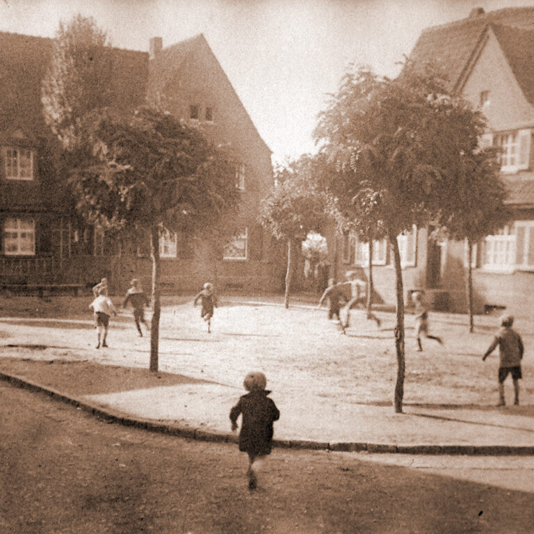 Kinder spielen auf dem Zeppelinplatz 1927, zur Verfügung gestellt von Dirk Blotevogel (siehe Ausstellung zum 75-jährigen Jubiläum der Kolonie)