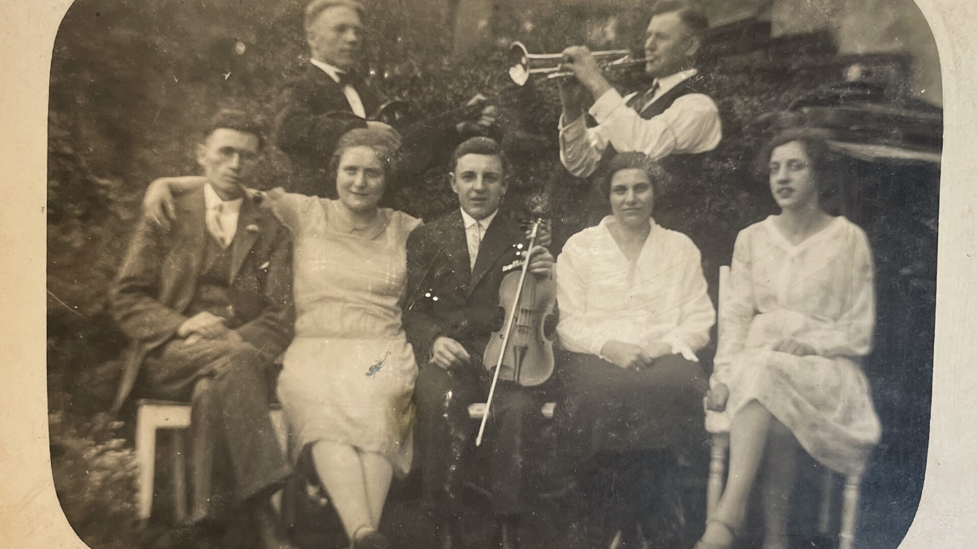 Pfingsten 1927, Opa Heinrich Röhl spielt Mandoline, sein Sohn Georg Trompete und Heinrich Röhl Violine. Quelle: Dieter Röhl