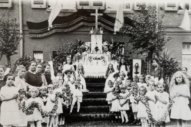 Fronleichnahmsaltar vor 1923, Foto zur Verfügung gestellt von Dirk Blotevogel (siehe Ausstellung zum 75.jährigen der Kolonie)