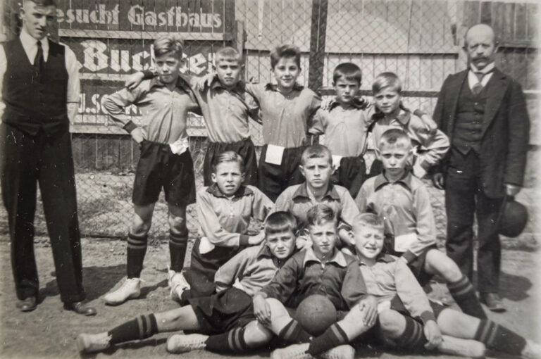 Fußballmannschaft mit Fink von Finkenstein (rechts), Foto zur Verfügung gestellt von Dirk Blotevogel (siehe Ausstellung zum 75.jährigen der Kolonie)