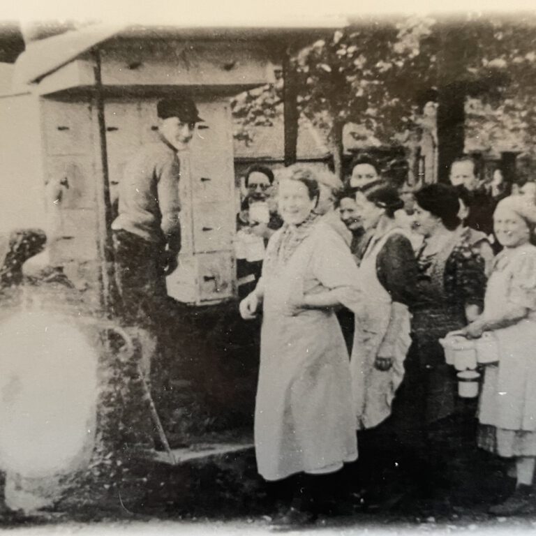 Die Frauen am Henkelmännchen-Wagen, hier wahrscheinlich am Windgassen-Platz, in der schwarzen Kolonie, Foto zur Verfügung gestellt von Dirk Blotevogel (siehe Ausstellung zum 75-jährigen Jubiläum der Kolonie)