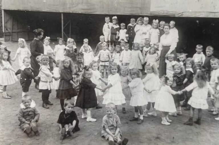 Kindergartengruppe vor 1920, zur Verfügung gestellt von Dirk Blotevogel (siehe Ausstellung zum 75.jährigen Jubiläum der Kolonie)