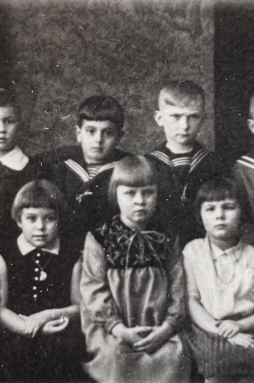 Kindergartengruppe ca. 1930 mit Kindergärtnerin Parzik zur Verfügung gestellt von Dirk Blotevogel (siehe Ausstellung zum 75.jährigen Jubiläum der Kolonie)