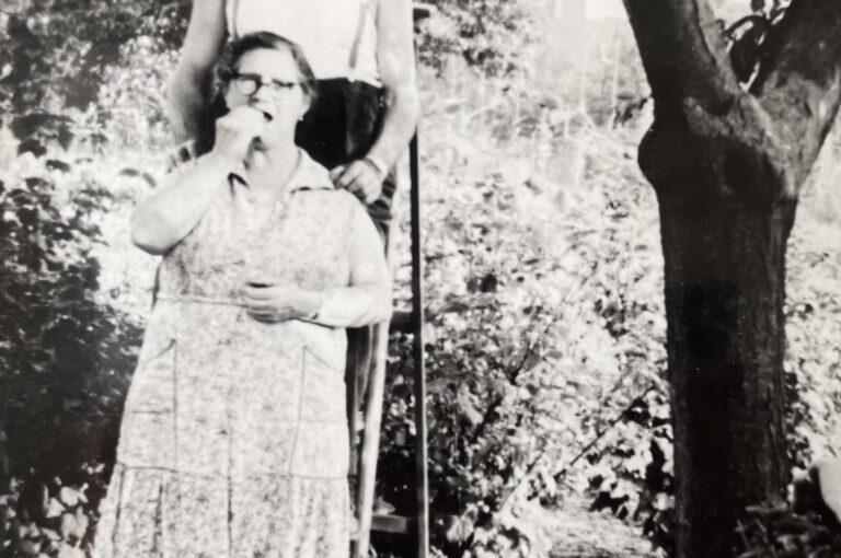 Oma und Opa von Peter Müller im Garten, Foto zur Verfügung gestellt von Dirk Blotevogel (siehe Ausstellung zum 75-und 100-jährigen Jubiläum der Kolonie)