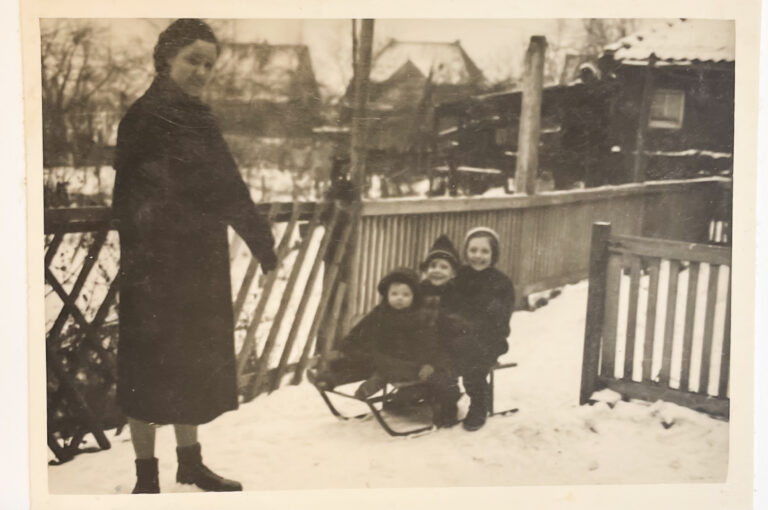 Die Tochter von Frau zieht den Schlitten mit ihrem Sohn und den Röhrl'schen Kindern zur Winterzeit in der Kolonie, zur Verfügung gestellt von Dieter Röhl