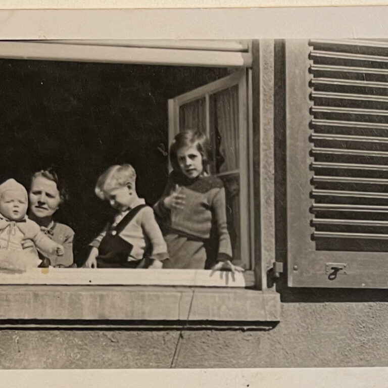 Frau Berenz mit ihrem Enkel, Dieter und Renate Röhl am Fenster des später zerbombten Hauses am Zeppelinplatz, Quelle: Dieter Röhl