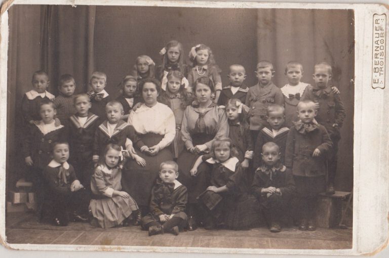 Kindergartengruppe 1916, fotografiert von Erwin Bernauer, Fotograf aus Troisdorf, zur Verfügung gestellt von Ralf Hönscheid und Familie